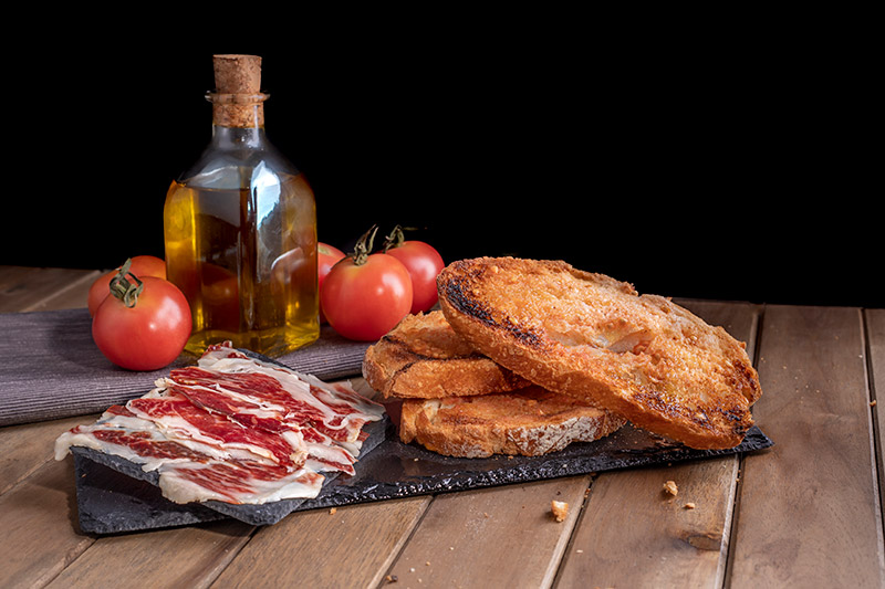 Aceite de oliva con pan, tomate y jamón