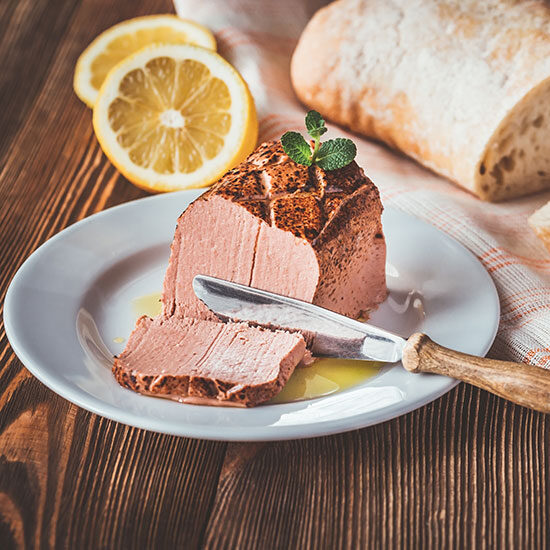 Bloque de paté en plato, con pan